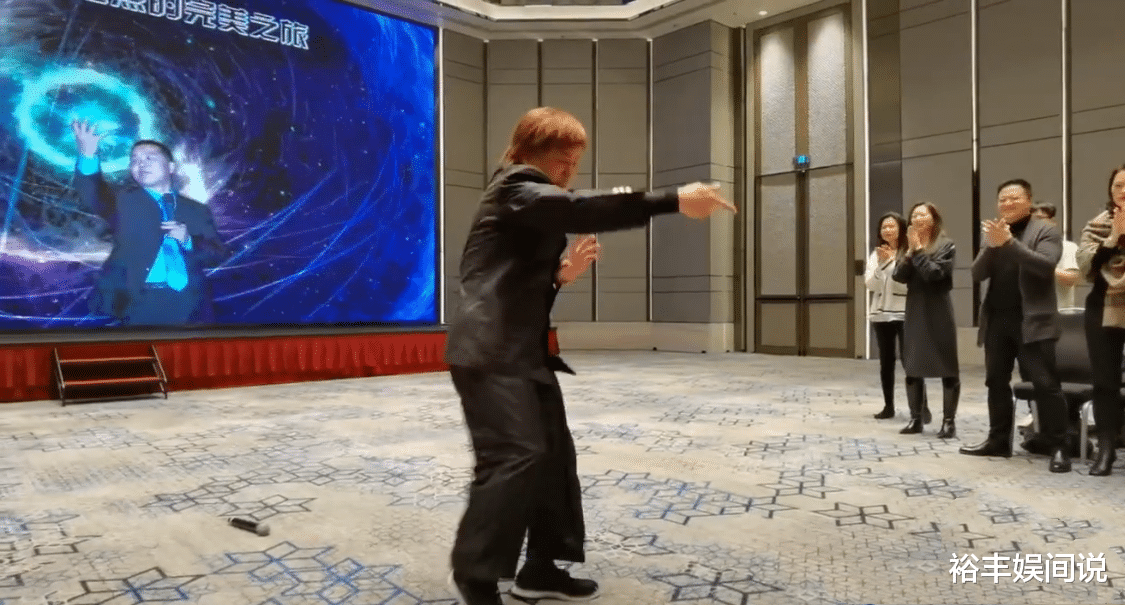 复读机|73岁梁小龙携小20岁娇妻现身，模样俊俏十分优雅，甜蜜同框如父女