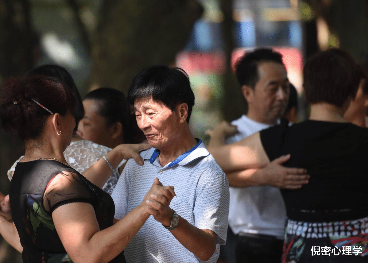 倪密心理学 老年人跳交谊舞是什么感受？60岁阿姨：很开心，但这浑水，别蹚