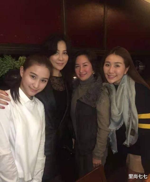 里尚七七 何超琼走红毯穿得好保守，一身正装像是领导视察，富态气质真绝了
