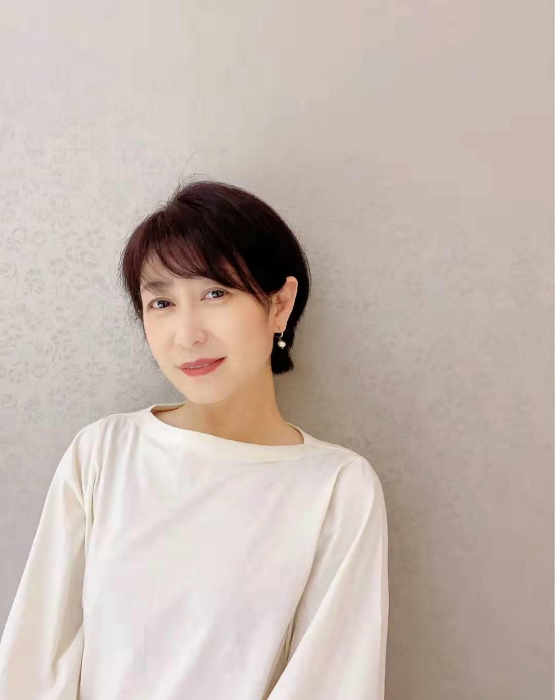 卷发 四十岁以上的女人，建议你放弃卷发，直发更显年轻