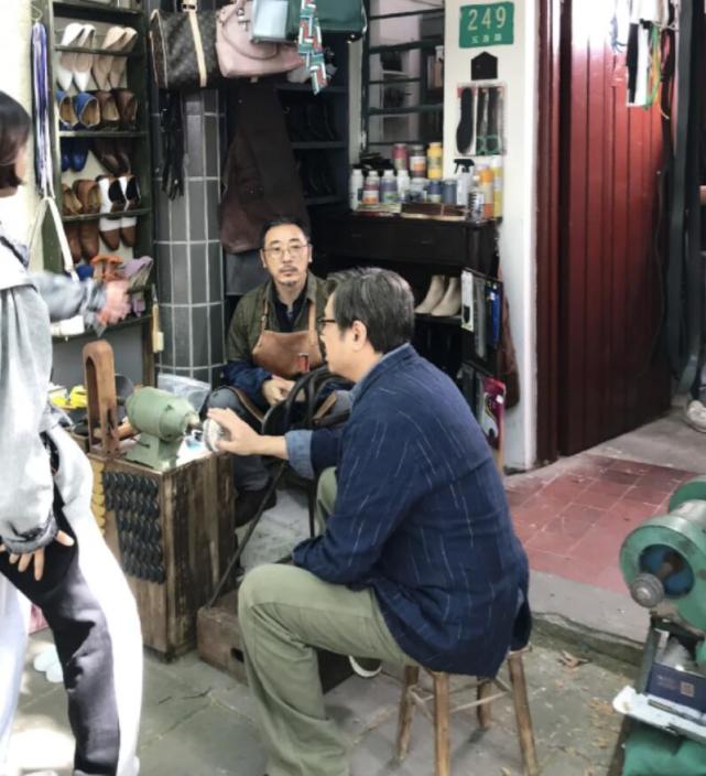 韩雪|徐峥现身被偶遇，穿着宽松难掩啤酒肚，一个人偷偷吃菜叶子减肥