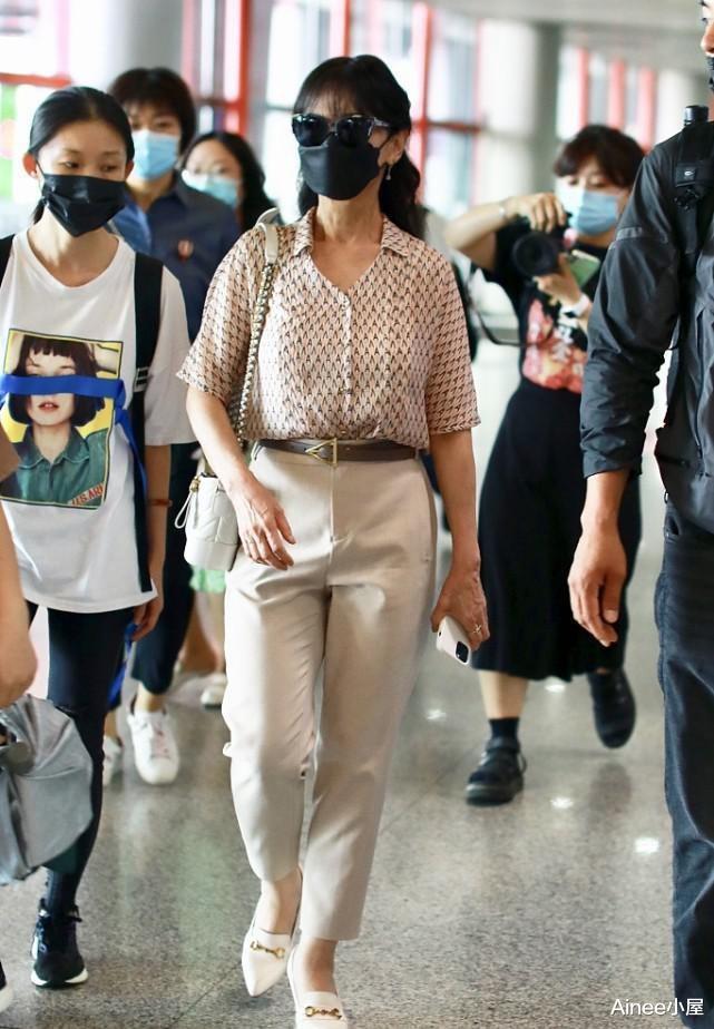 Ainee小屋|赵雅芝终于不扮嫩了，印花衬衫配九分裤优雅知性，有年龄感也养眼