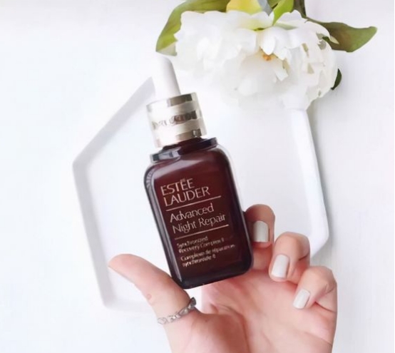 保湿 据说这些精华液简直是救星:细滑肌肤,提亮肤色效果好,你怎么看