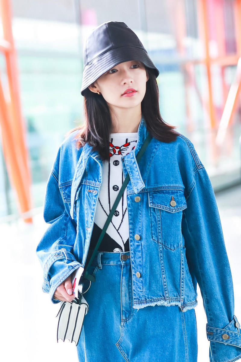 李沁|李沁气质清纯，穿牛仔外套配半身裙甜美温柔，俏皮活泼真有元气感