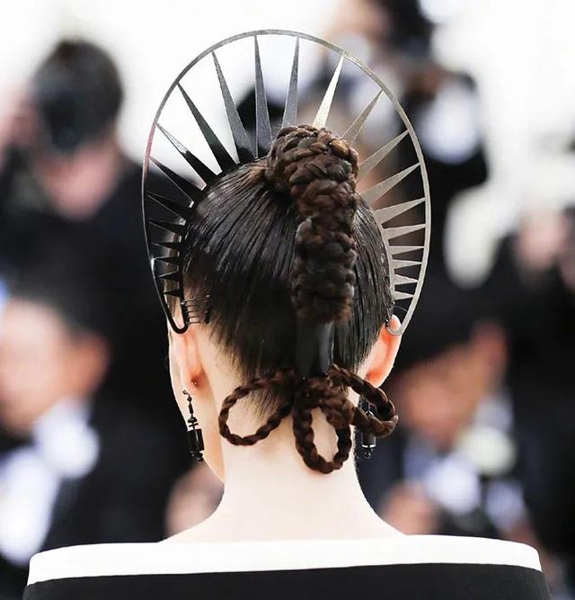 贝克汉姆|沾喜气！爱情事业双丰收的Lily Collins，为什么会如此好运？