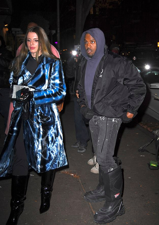 金·卡戴珊|坎爷和新欢高调亮相！32岁新欢穿电光蓝皮风气场不输金姐，太飒了