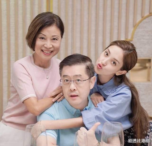 小姐姐|高颜值！TVB著名夫妻档晒圣诞合照，网友调侃：大儿子赢在了发量