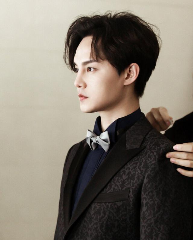 打底裤|尹正卷发撞脸陈奕迅?难逃中年发福魔咒,昔日搭档却瘦身成功