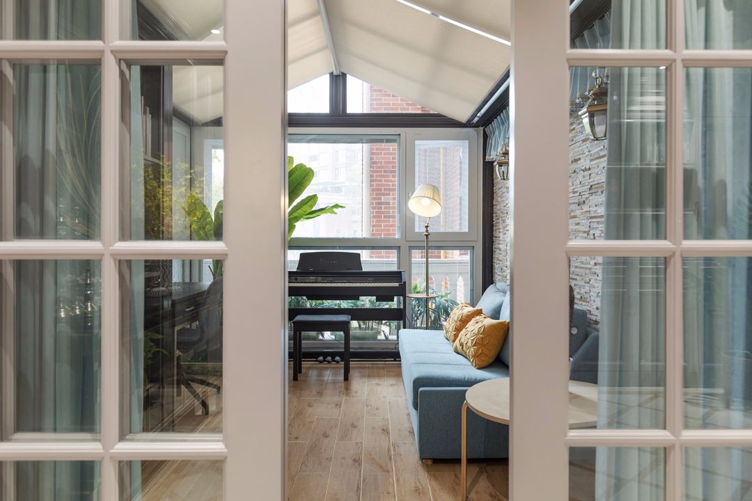 利用灯光和线条，丰富视觉效果增强空间层次，打造独特的家