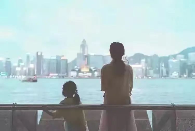 女子做手术无法带娃,无奈交给保洁阿姨,网友:看到了当年的自己