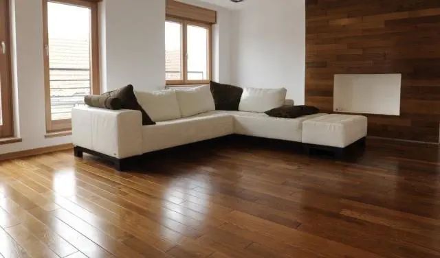 装修时尚家 地板“通铺”大气?等起拱的时候就哭了,压条、门槛石虽丑却管用