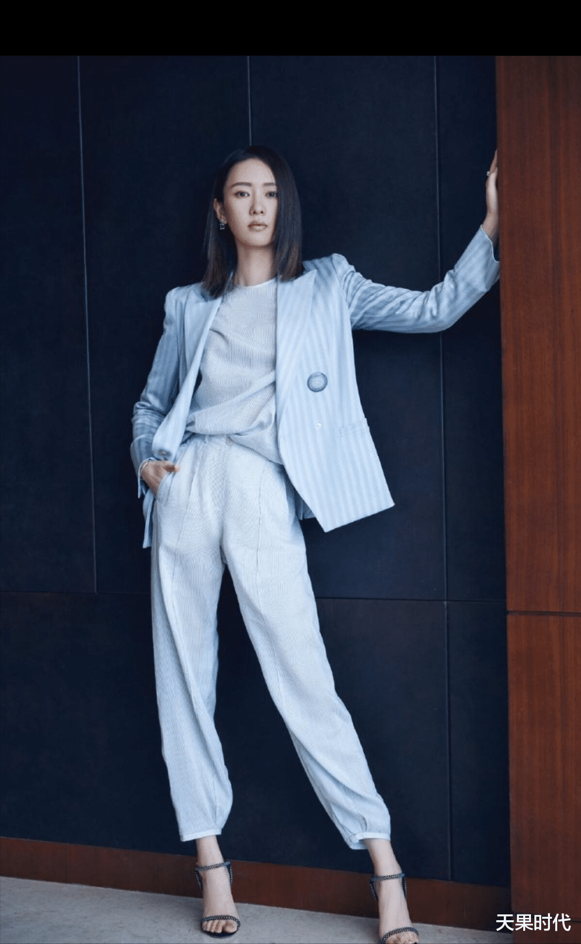 穿衣搭配|讲真的，童瑶的条纹西装穿搭很值得职场女人借鉴，高级且优雅