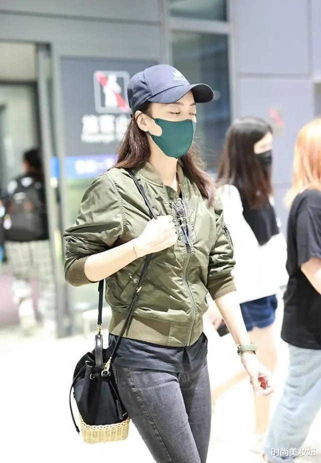 时尚美妆妞|霍汶希真的美出圈，穿绿夹克配牛仔裤走机场，颜值气质媲美大明星