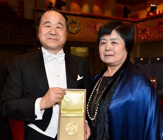 莫言|66岁莫言罕见露面，替冯巩起笔名逗笑众人，两人双手紧握激动难掩