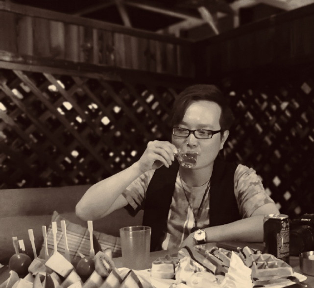 朱丹|歌手海峰葬礼现场曝光，遗照周围摆满花海，曝朱丹特从北京来送别