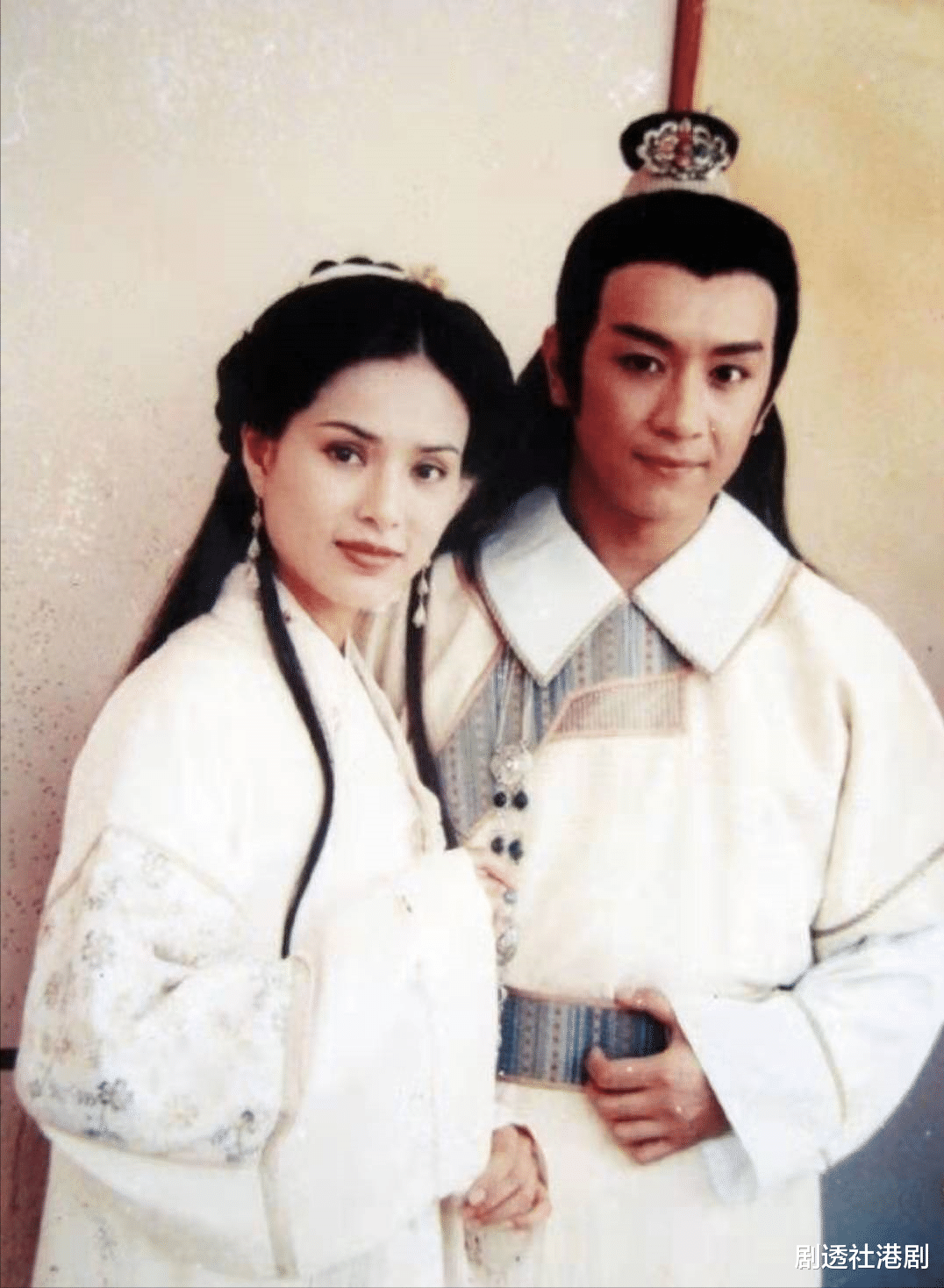 陈浩民|结婚十周年！陈浩民老婆晒全家福疑P图失手，网友称“好诡异”