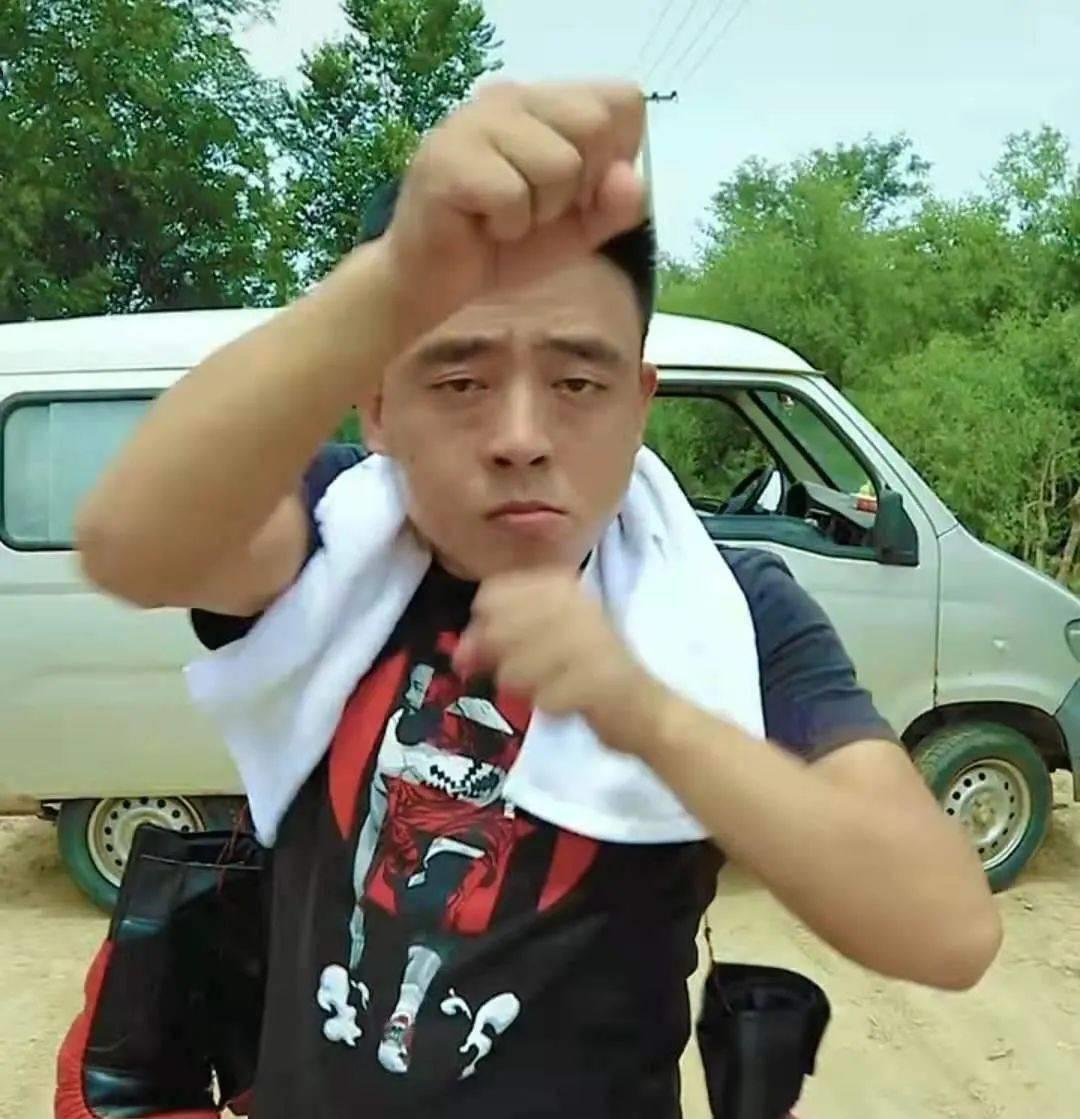 铁山靠|无脑无知无底线，三无网红“铁山靠”被封号，凉凉一点都不冤