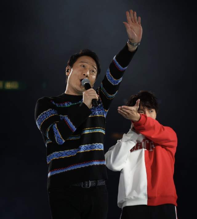 演唱会|55岁黎明低调现身演唱会，与小17岁男星同框不显老，获其鞠躬道歉
