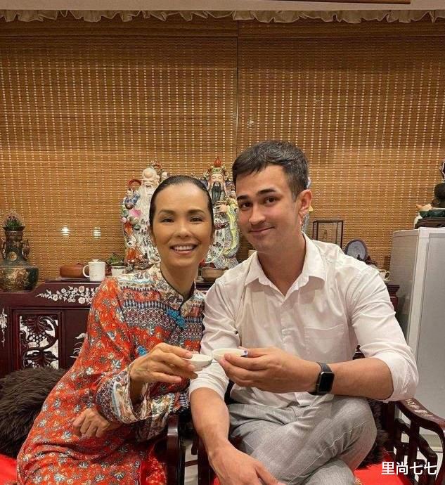 韦唯|58岁韦唯海底捞庆生，仨儿子只剩老幺作陪，精心打扮难掩落寞感