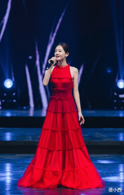 苗苗|郑恺老婆苗苗又美出圈了，穿粉色亮片裙现“饱满身材”，气质惊艳