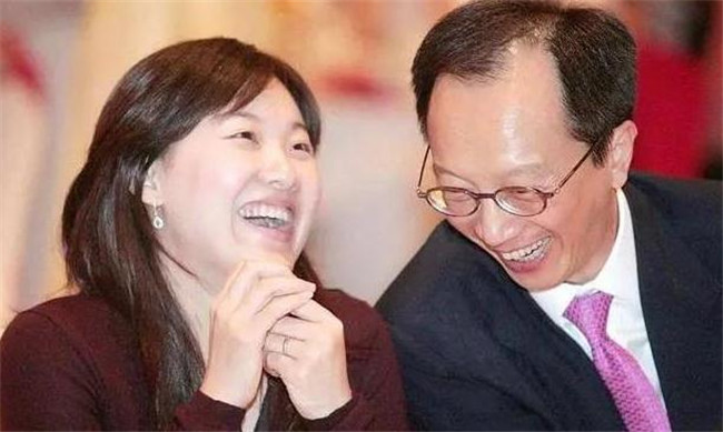 伏明霞|42岁伏明霞近况，为嫁老头不惜与父母断绝关系，今为丈夫拼4胎