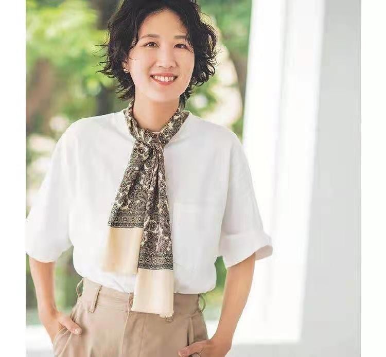 静静时尚达人|“基础款T恤+丝巾”，超级优雅有魅力！普通人也可以气质翻倍