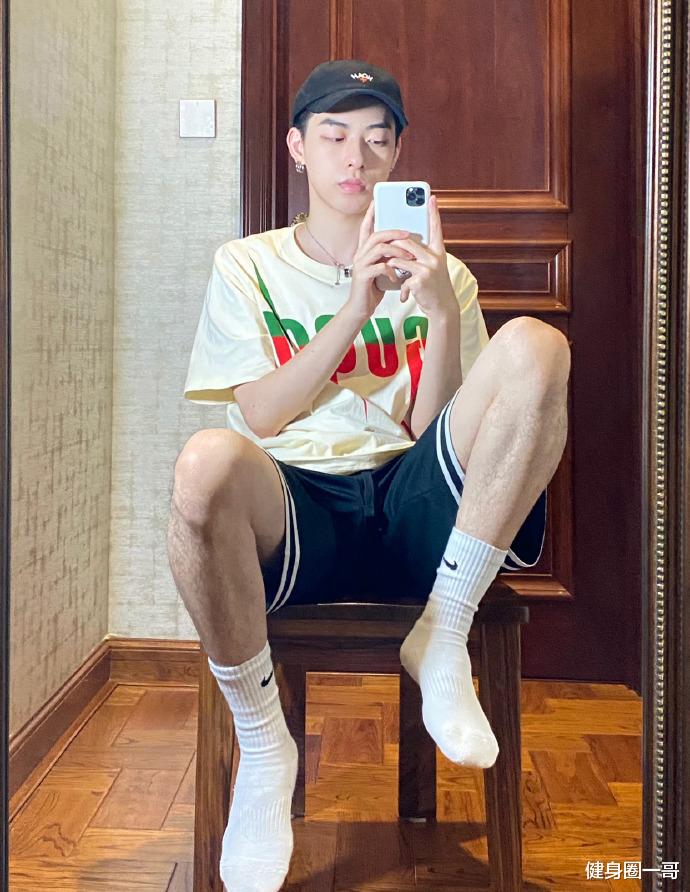 健身圈一哥 180cm身高的21岁大男孩,一身轻薄肌轻奢迷人,自拍毫不掩饰秀长腿!