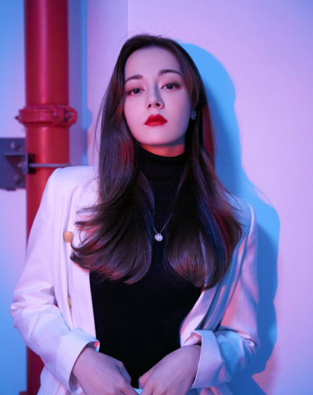 娱乐圈|《长歌行》开播，热巴的脸沧桑显老，为何她永远美在红毯？