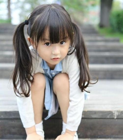 周星驰|2岁出道年入百万的“小芈月”，因颜值高被禁止整容，今变成这样