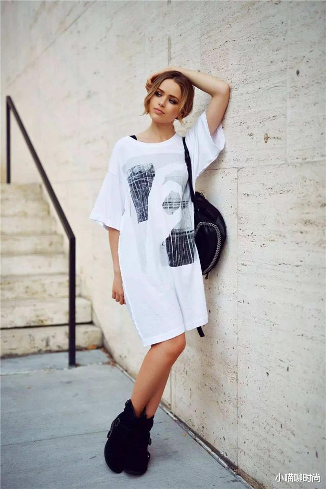 小喵聊时尚|T恤不一定要塞进下装里,今夏流行“衣摆盖胯部”,时髦还高级
