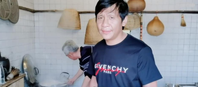 赵本山|拍完《刘老根5》后，赵本山赶往《乡村爱情》剧组，亲自上阵铲雪