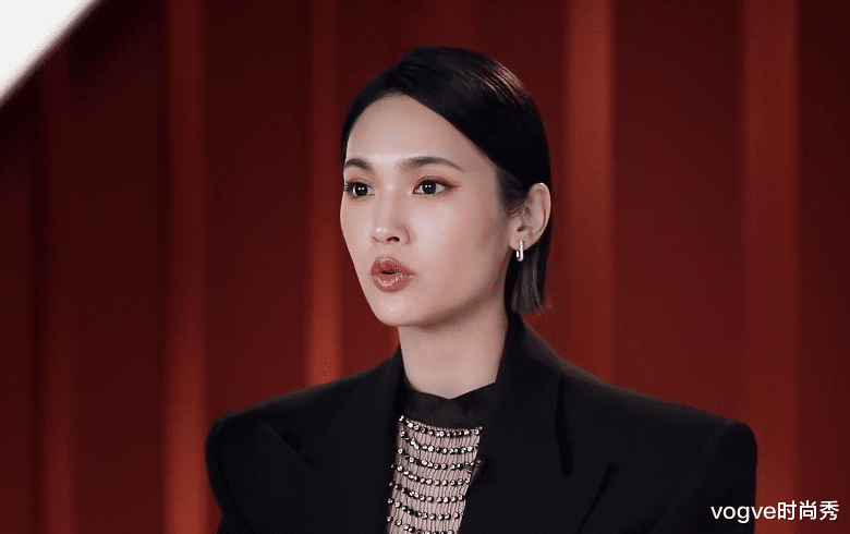 杨丞琳|腿不够长怎么坐高脚凳，看到杨丞琳的坐姿，这双腿我能看10遍