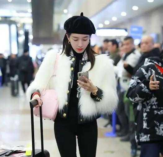 外套|章子怡剪短发太惊艳了！穿姜黄色衣服裙气质优雅，又美出了新高度