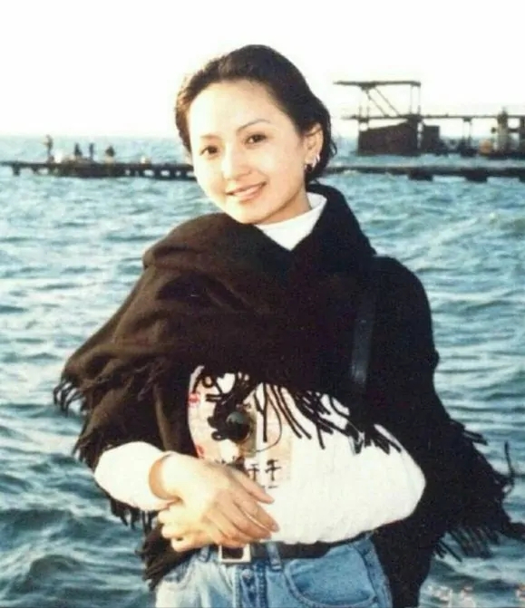 2000年刘丹车祸身亡,至死没等来前男友的爱,而蒙丹也已成家生娃