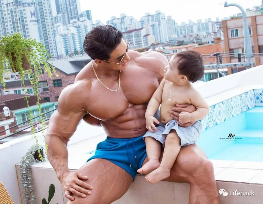 黄哲勋|黄哲勋近照曝光：胸肌大得像篮球，太猛了