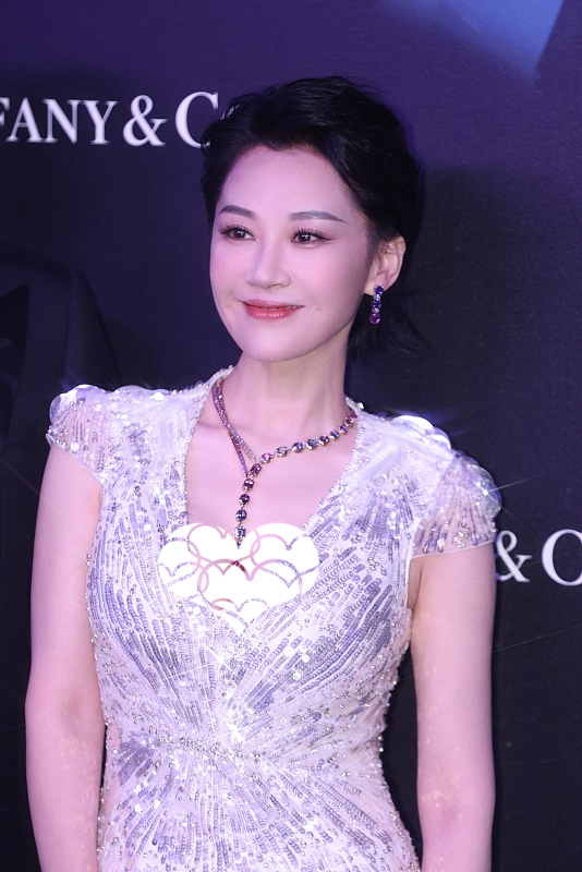 BiuVogue|许晴的身材可真不错，腰细腿长还有肉，很适合穿紧身裙