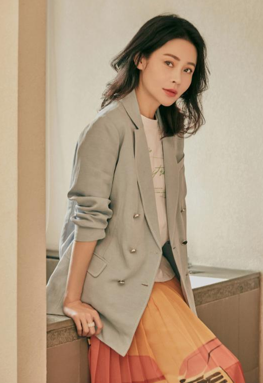 于明加|于明加不愧是“尤物”，穿普通黄色连衣裙配高跟鞋，也美出天际了