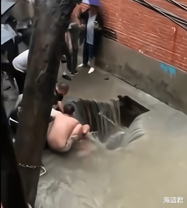 郑州 河南郑州：老人坠入深坑求救，4男子救人遭遇二次坍塌，瞬间消失