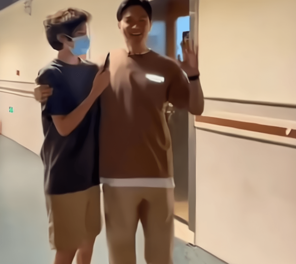 闲鱼有话说|张智霖带妻儿出游,3人同穿基础款简约大方,14岁儿子眉眼太像妈