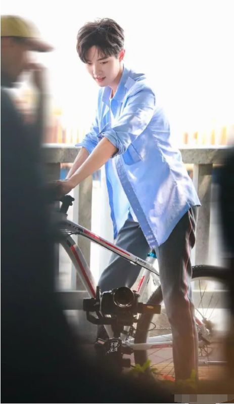 肖战|看到路人抓拍的肖战，这还是你认识的肖战吗？