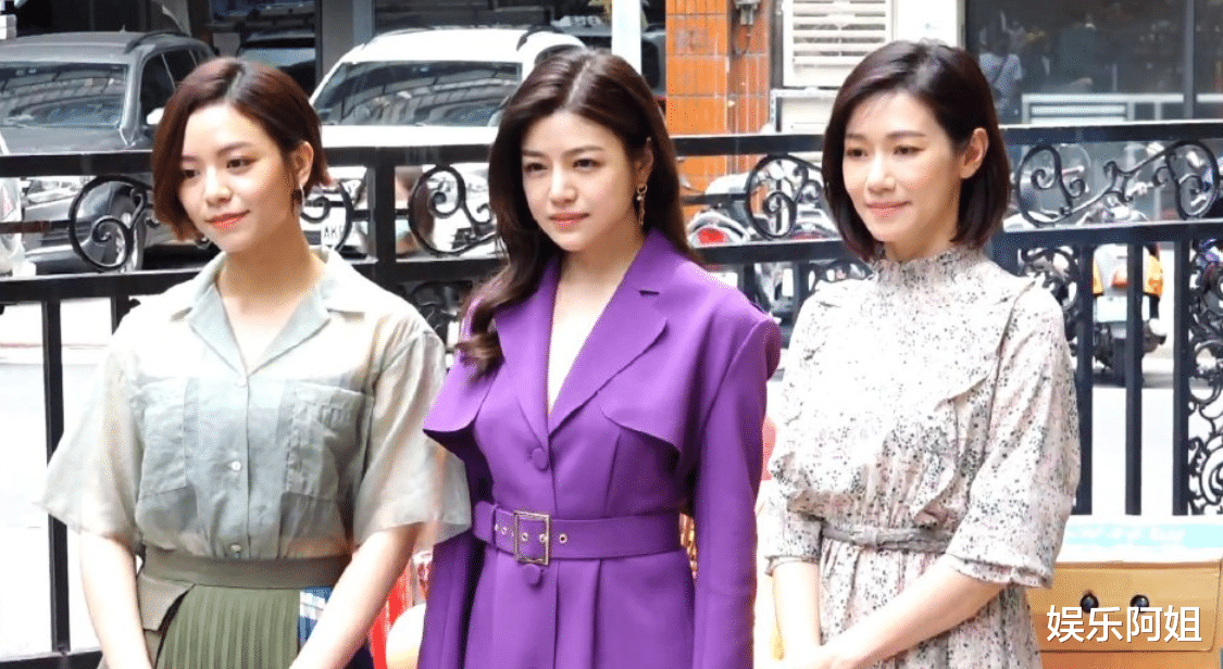 陈妍希|陈妍希现身新片开机！女强人装扮显老气，但皮肤状态太加分