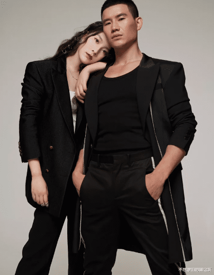 春晚|嘎子谢孟伟秀恩爱,24岁妻子衣着宽松飘“孕味”,有俩儿子还要三胎?