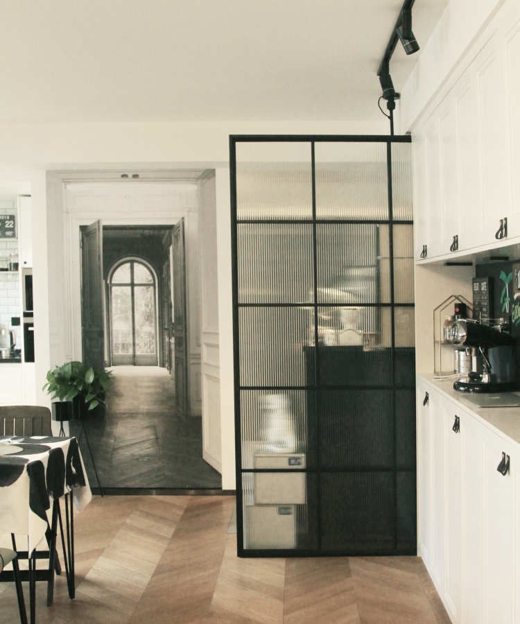 老上海也可以同样年轻，在家中也能感受咖啡厅的氛围，清透又时尚