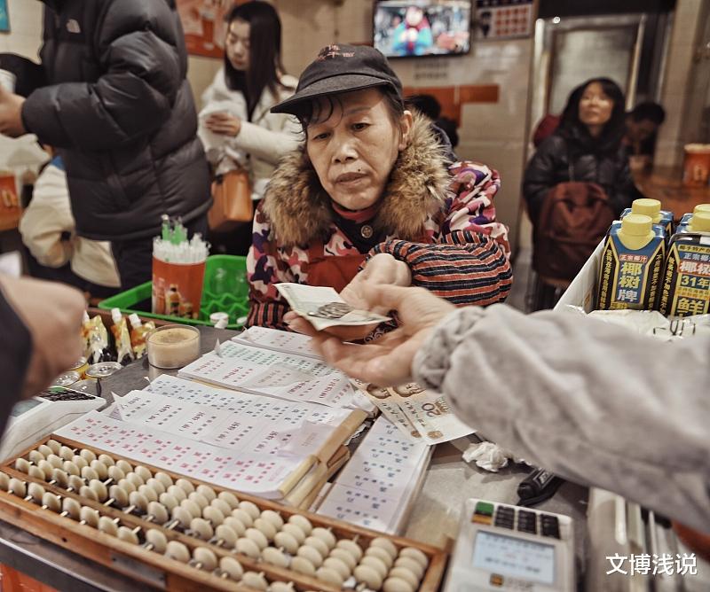 文博浅说|女人上了年纪有婚外情吗？68岁女人：难道我就不能享受享受吗？