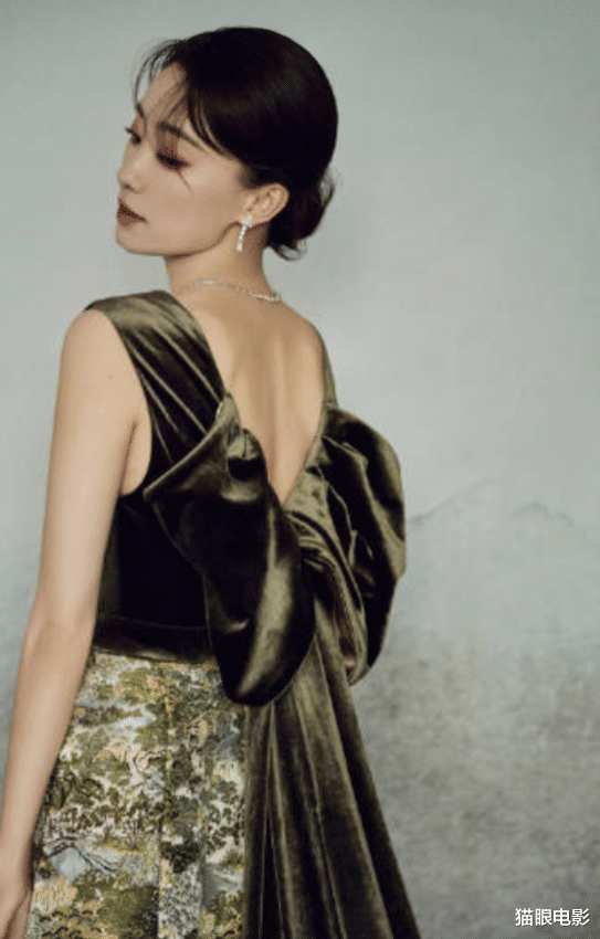 张小斐|张小斐提名金鸡最佳女主，刺绣礼裙华丽贵气，网友：标准东方美人
