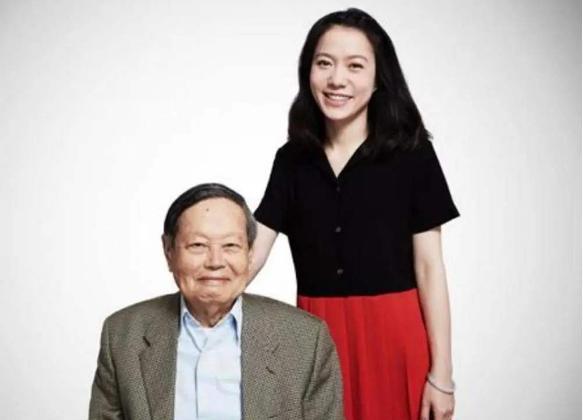 杨振宁|98岁杨振宁精力充沛，44岁的妻子却尽显老态，老夫少妻真的好吗？