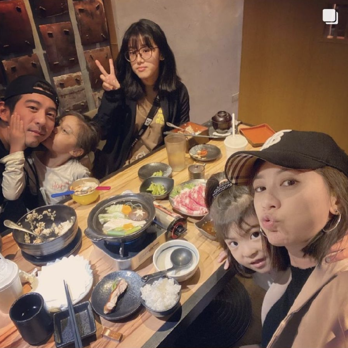 贾静雯|梧桐妹晒全家福身高已赶超贾静雯，咘咘波妞穿搭太老气，全靠颜值支撑