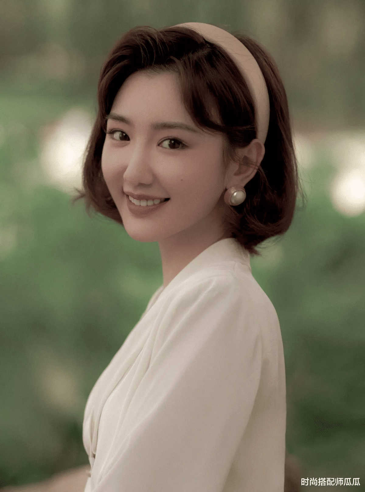 发型|若你今年50岁,建议别留长卷发了,显老!试试这3种短发,真减龄