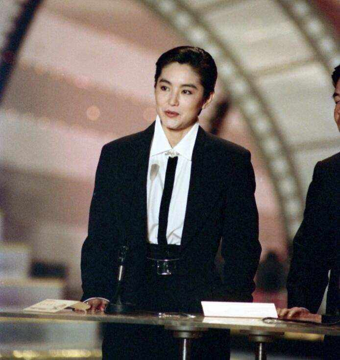 陈亚男|67岁林青霞近照曝光!黑西装配银色凉鞋竟不显土?插兜比爷们还帅