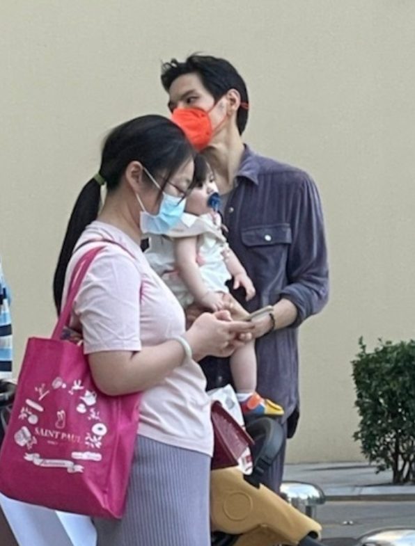 向佐|向太带郭碧婷逛街被偶遇，cora被向佐抱怀中正脸曝光，吸着奶嘴超可爱